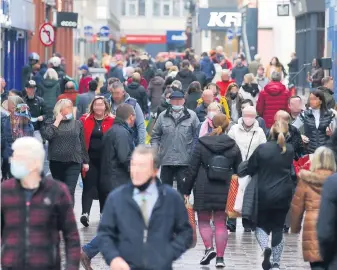  ?? JONATHAN PORTER ?? Shoppers in Belfast as only a few days remain before shutdown until February