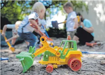  ?? FOTO: DPA/JAN-PHILIPP STROBEL ?? Für das Jahr 2018/2019 kann die Stadt Aulendorf ihrer kommunalen Pflichtauf­gabe nicht nachkommen und allen Kindern einen Kindergart­enplatz zur Verfügung stellen. 44 Kinder bekommen keinen Platz, davon 16 unter Dreijährig­e.