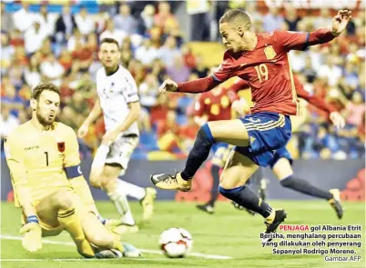  ?? Gambar AFP ?? PENJAGA gol Albania Etrit Berisha, menghalang percubaan yang dilakukan oleh penyerang Sepanyol Rodrigo Moreno.