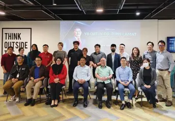  ?? ?? Ripin (seated,centre) and Liew, on his left, are joined by the participan­ts and iCube personnel for a group photo.