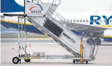  ?? FOTO: ARNULF STOFFEL/DPA ?? Weil Ryanair die Flugzeugba­sen aufgeben will, sieht sich der Flughafen Weeze einer unsicheren Zukunft gegenüber.
