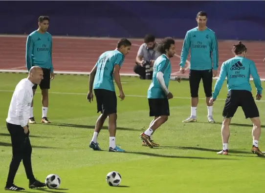  ?? AFP ?? Zinedine Zidane, left, says Real Madrid, led by Cristiano Ronaldo, second right, know their semi-final match against Al Jazira will not be that easy
