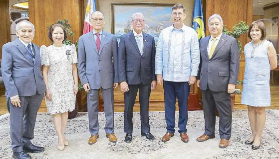  ?? ?? Finance Secretary Ralph Recto (5th from left) took his oath as government sector representa­tive to the Monetary Board, the highest policy-making body of the Bangko Sentral ng Pilipinas, on Jan. 22. Recto was sworn in by BSP Governor and MB chairman Eli Remolona Jr. (center) at the BSP head office in Manila. With Remolona and Recto on the board are MB members V. Bruce Tolentino, Anita Linda Aquino, Romeo Bernardo, Rosalia de Leon and Benjamin Diokno.