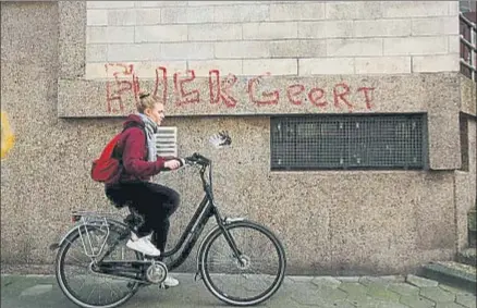  ?? CRIS TOALA OLIVARES / REUTERS ?? Una pintada en la fachada de la escuela judía de Amsterdam, dedicada a Wilders, reza “Geert, jódete”