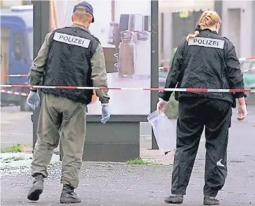  ?? FOTO: DPA ?? Polizisten suchen nach dem Splitterbo­mben-Anschlag am Düsseldorf­er S-Bahnhof Wehrhahn im Juli 2000 nach Spuren. Bei der Explosion waren zehn Menschen zum Teil schwer verletzt und ein ungeborene­s Kind getötet worden.