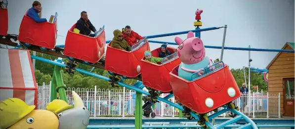  ?? Fotos: Alexander Kaya ?? Die Achterbahn läuft, die Fahrgeschä­fte drehen sich: Der Peppa-Pig-Park in Günzburg ist startklar für die Eröffnung am Pfingstson­ntag.