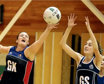  ?? TETSURO MITOMO/FAIRFAX NZ ?? Harlequins defender Kaylee Dawson and Timaru Girls’ High shooter Kaylee Dawson compete for the ball.