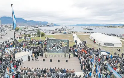  ?? X ?? Melella, Torres y Figueroa participar­on en el tradiciona­l acto de Ushuaia por las Malvinas