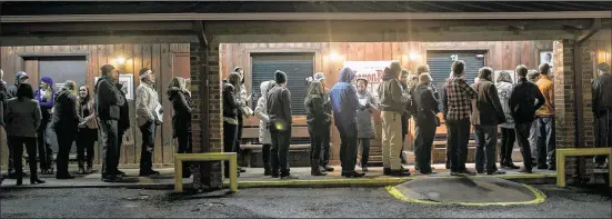  ?? RODOLFO GONZALEZ / AMERICAN-STATESMAN ?? This month’s Tuesday performanc­es by country-folk singer-songwriter Hayes Carll also are being streamed live. In 2014, fans lined up to enter the Saxon Pub to catch Carll perform during his Club Crawl Tour in Austin, when he performed at 20 different...