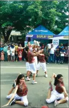  ?? GUSLAN GUMILANG/JAWA POS ?? ENERGIK: SMAN 1 Kebomas beratraksi di arena
Minggu Sehat, Jalan Jaksa Agung Suprapto.