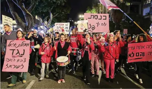  ?? ?? Seit Wochen tönt an Samstagabe­nden wieder das Trommel-Stakkato der Protestier­enden in den Straßen Tel Avivs.
