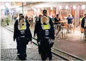  ?? ARCHIVFOTO: DPA ?? Eine Polizeistr­eife patrouilli­ert in der Düsseldorf­er Altstadt.