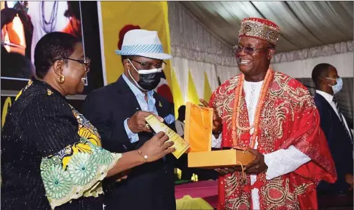  ??  ?? Traditiona­l ruler of Umueri, His Royal Majesty Igwe Benneth Emeka, Okebo II (right), recieving his plaque and certificat­e from the Anambra State Commission­er for Basic Education, Prof. Kate Omenugha and Governor Willie Obiano, at the maiden edition of ‘A Day with Education Builders’ programme ... recently