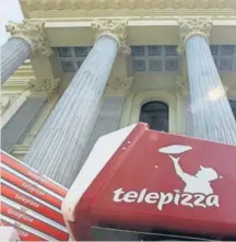  ?? PABLO MONGE ?? Una moto de Telepizza ante la Bolsa en 2016.