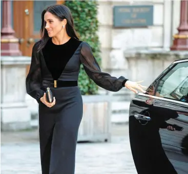  ?? PHOTO REUTERS ?? La duchesse Meghan Markle a fait jaser les Britanniqu­es en raison d’un geste pourtant bien banal : elle a fermé la porte d’une limousine en arrivant à la Royal Academy of Arts.