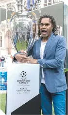  ?? ?? Christian Karembeu fue el encargado de llevar la Copa ante los aficionado­s.