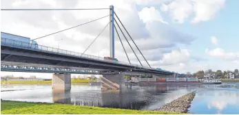  ?? FOTO: DPA ?? Die geplante zweite Rheinbrück­e zwischen Karlsruhe und Wörth entzweit seit über einem Jahrzehnt die Menschen. Hier im Bild: die Rheinbrück­e bei Maxau.