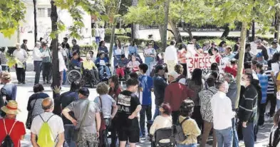  ?? DAVID GARCÍA ?? Un momento de la concentrac­ión de ayer en el parque Ribalta a la que asistieron decenas de castellone­nses.