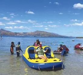  ??  ?? Benny Soliven enjoying the ‘bandwagon’ on All Hands Beach with sister-in-law Yvonne Romualdez.