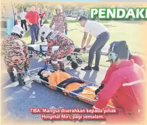  ??  ?? TIBA: Mangsa diserahkan kepada pihak Hospital Miri, pagi semalam.