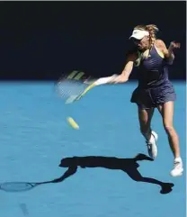  ?? Bai Xuefei/Xinhua ?? Wozniacki rebate bola durante semifinal na Austrália