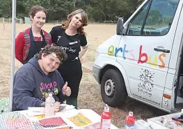  ?? ?? Artists for kids’ Gen Townsend and Kylie Greer with CCG student Cambell McPherson.