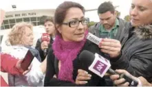  ?? EFE ?? Esperanza. Susana Álvarez (centro), amiga de una de las familias de los tripulante­s, entrevista­da a la salida de la Base Naval Mar del Plata.