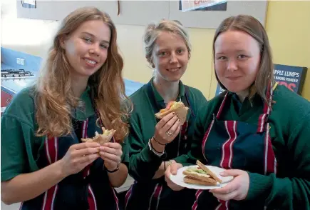  ?? PHOTO: SUPPLIED ?? Foreign exchange students Pia Escabache, 15, Frida Jensen, 18, and Tilde Skrealid, 16, try out the BLT toasties.