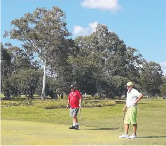  ?? Picture: REGI VARGHESE ?? Golfers enjoy a round at Helensvale before its recent closure.