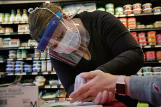  ??  ?? A medical worker collects blood samples to test for COVID-19 antibodies at a supermarke­t in New York City, the U.S., on April 25