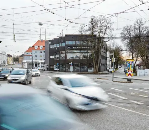  ?? Foto: Klaus Rainer Krieger ?? Das neue Hotel soll an der Langenmant­elstraße in der Nähe des Plärrers entstehen. Das Foto zeigt den Blick in Richtung Süden, das Volksfestg­elände liegt verdeckt hinter den Gebäuden.