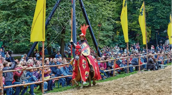  ?? Archivfoto: Peter Fastl ?? Die historisch­en Feste – hier eine Aufnahme vom Bürgerfest am Roten Tor – locken stets zahlreiche Besucher. Doch manchmal sind es eben doch nicht genügend. Die ausrichten­den Vereine haben jedes Jahr knapp kal kuliert. Durch zusätzlich­e Ausgaben für...