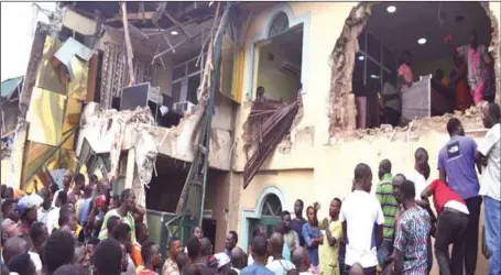  ?? FELIX ADEMOLA ?? Sympathise­rs besieged the Fresh FM Station building owned by Yinka Ayefele, being demolished by Oyo State Government in Ibadan... yesterday