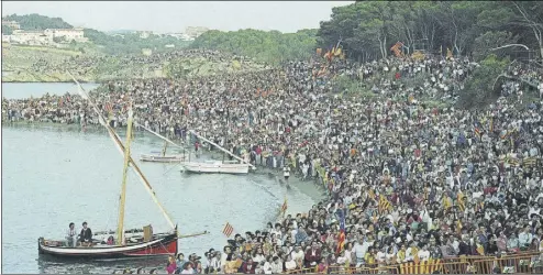  ?? Foto: arxiu Fundació Barcelona olímpica ?? La llama olímpica llegó a Empúries el 13 de junio de 1992 y comenzó la cuenta atrás definitiva hacia los Juegos de Barcelona