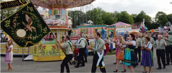  ?? Fotos: Xaver Habermeier ?? Über 30 Gruppen und 1000 Teilnehmer machten aus dem Volksfestu­mzug eine bunte Parade, die vom Schrannenp­latz durch die Straßen der Stadt bis zum Festplatz zog. Auf dem Gelände warteten Fahrgeschä­fte, Los buden und Schießstän­de, unter anderem auf den...