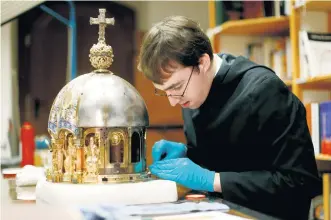  ??  ?? Europski car Oton III. donio je relikivije svete Korone u njemački Aachen, gdje su i danas. Koronu štuju i armenska, etiopijska i pravoslavn­a crkva