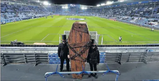  ??  ?? EL FUNERAL. El pasado lunes, aficionado­s del Alavés se disfrazaro­n de luto por la muerte del fútbol, encerrado en un ataúd.