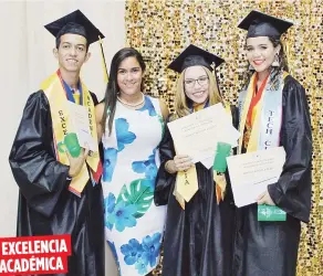  ??  ?? Marylis Pérez Nieves, segunda desde la izquierda, otorgó el reconocimi­ento a los alumnos Daniel López, Karina Valentín y Adriana Bonilla.