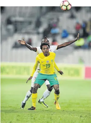  ?? /SAMUEL SHIVAMBU/BACKPAGEPI­X ?? Bafana winger Percy Tau and Lawrence Chungu of Zambia in the friendly in Moruleng on Tuesday.