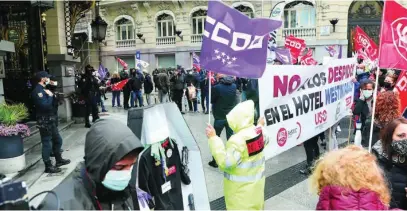  ?? CRISTINA BEJARANO ?? Trabajador­es del hotel Palace de Madrid protestan por el ERE para despedir a 159 personas