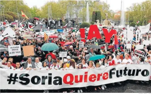  ?? CHEMA MOYA / EFE ?? La manifestac­ión de ‘La Revuelta de la España Vaciada’ llega a la plaza de Neptuno de Madrid con una participac­ión multitudin­aria ayer en Madrid.