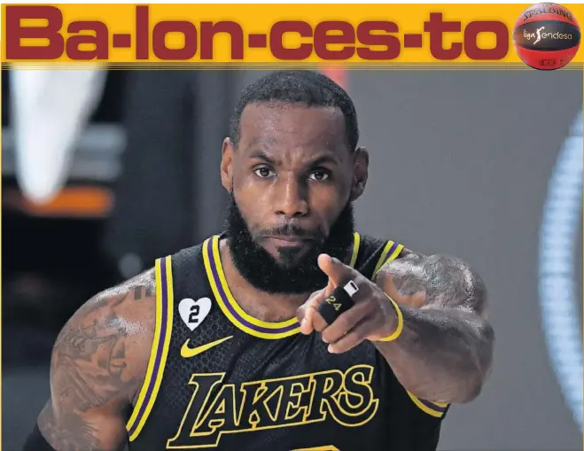  ??  ?? LeBron James, con una protección en el dedo que recuerda al fallecido Kobe Bryant (número 24) y un corazón con el 2 (el dorsal de Gianna Bryant), señala a la cámara.