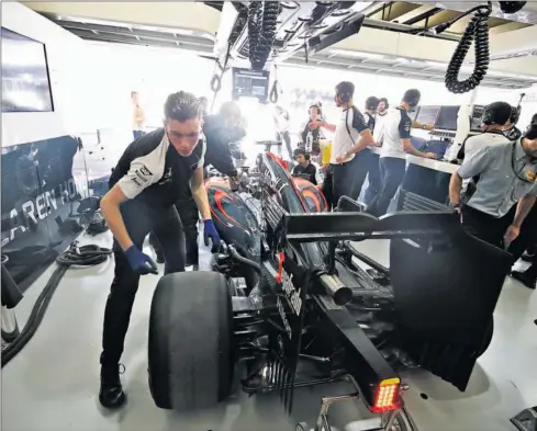  ??  ?? FIABILIDAD. McLaren Honda espera que sus dos monoplazas puedan finalizar la carrera de Sepang.
