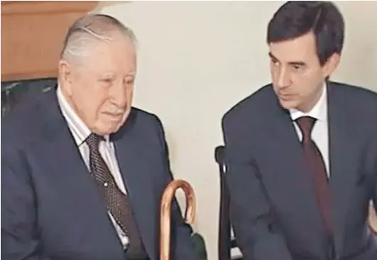  ??  ?? ► Fernando Barros junto a Augusto Pinochet en Virginia Waters, donde el general cumplió su arresto domiciliar­io en Londres.