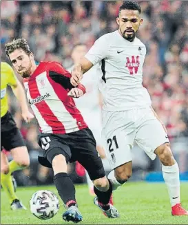  ?? FOTO: JUAN ECHEVERRÍA ?? Frente al Granada
Muniain intenta avanzar ante Herrera en San Mamés