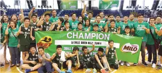  ??  ?? Members of the De La Salle Greenhills-A celebrate with their parents and supporters, including Globalport owner Mikee Romero, following their huge 42-26 win over Xavier School to clinch the Small Basketeers Philippine­s crown in the Milo-sponsored twin...