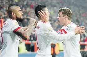  ??  ?? James celebra su gol con sus compañeros Thomas Müller y Arturo Vidal
