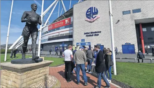  ??  ?? HISTÓRICO. Aficionado­s en el estadio Macron, del Bolton Wanderers, club que está al borde de la desaparici­ón.