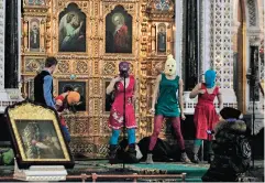  ??  ?? Les Pussy Riot entonnent une prière contre Poutine dans la cathédrale du ChristSauv­eur de Moscou, le 21 février 2012.