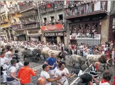  ??  ?? TRADICIÓN. Un encierro de San Fermín por la calle Estafeta.